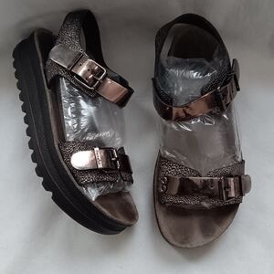 Fantasy Sandals Womens 9 Platform Sandal S103 Metallic Leather Elodie